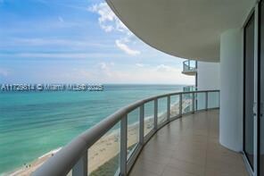 6365 Collins Ave, Unit # 1702 in Miami Beach, FL - Foto de edificio - Building Photo