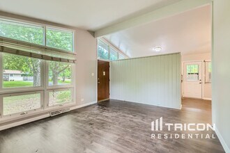 30477 N Oak Grove Ave in Libertyville, IL - Building Photo - Building Photo