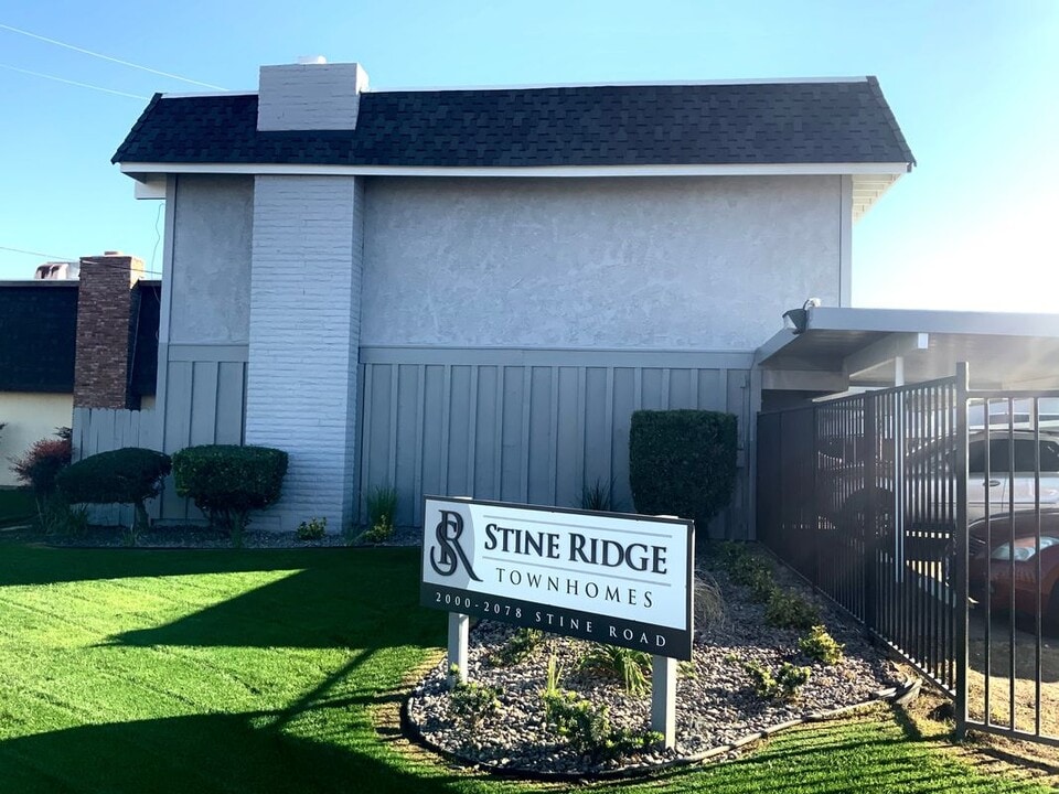 2038 Stine Rd in Bakersfield, CA - Foto de edificio
