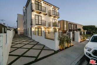 1954 S Garth Ave in Los Angeles, CA - Building Photo - Building Photo
