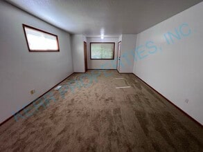 1202 SE Roberts Ave in Gresham, OR - Building Photo - Building Photo