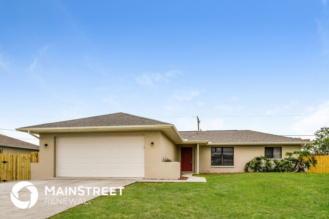 8360 Coral Dr in Ft. Myers, FL - Building Photo