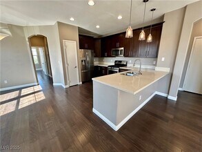 6706 Black Oil Dr in Las Vegas, NV - Building Photo - Building Photo