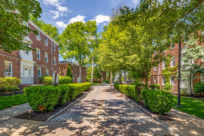 Village Manor in Nutley, NJ - Foto de edificio - Building Photo