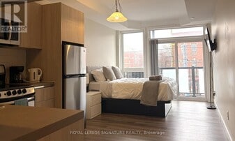 335 College St in Toronto, ON - Building Photo