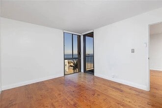 Queen's Surf Condos in Long Beach, CA - Building Photo - Building Photo