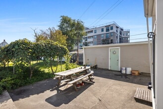 56 William St, Unit 2 in Medford, MA - Foto de edificio - Building Photo