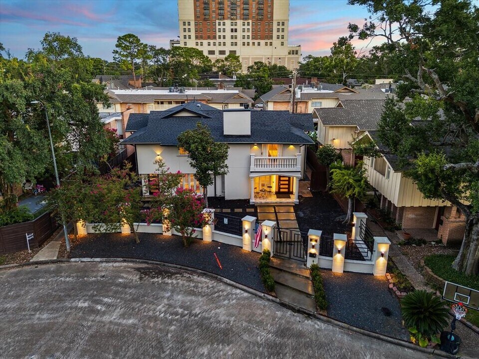 6321 Deerwood Rd in Houston, TX - Building Photo