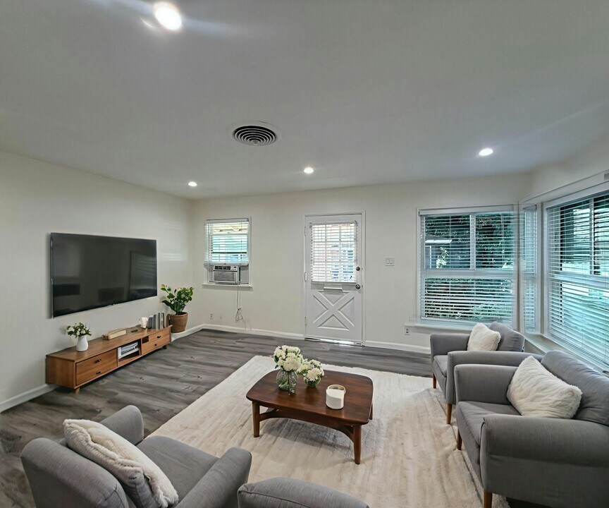 504 N Hollywood Way in Burbank, CA - Building Photo