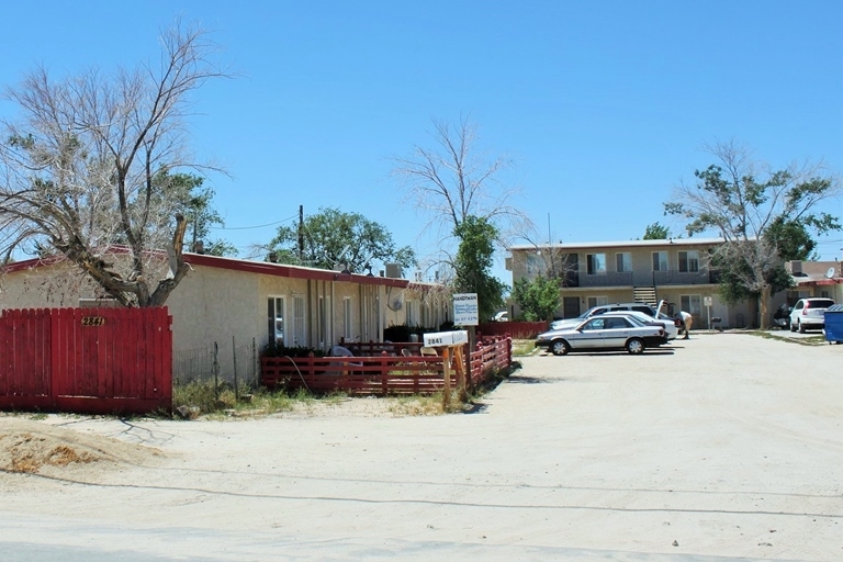 2833-2841 B St in Rosamond, CA - Foto de edificio