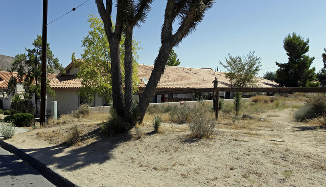 The Chelsey Court Apartments in Yucca Valley, CA - Foto de edificio - Building Photo