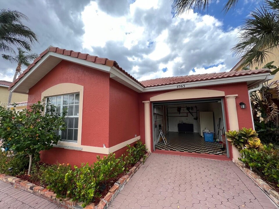 4563 Concordia Ln in Boynton Beach, FL - Foto de edificio