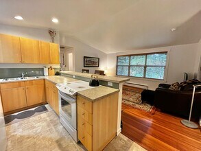 1574 Park View Dr NE in Bainbridge Island, WA - Building Photo - Building Photo