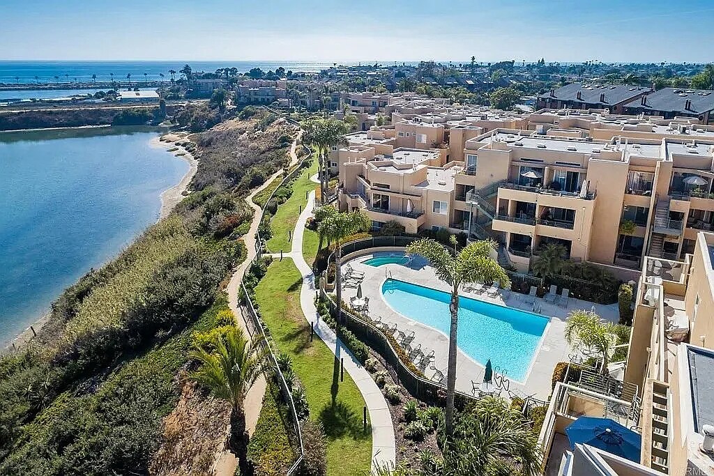 817 Kalpati Cir, Unit 212 in Carlsbad, CA - Building Photo