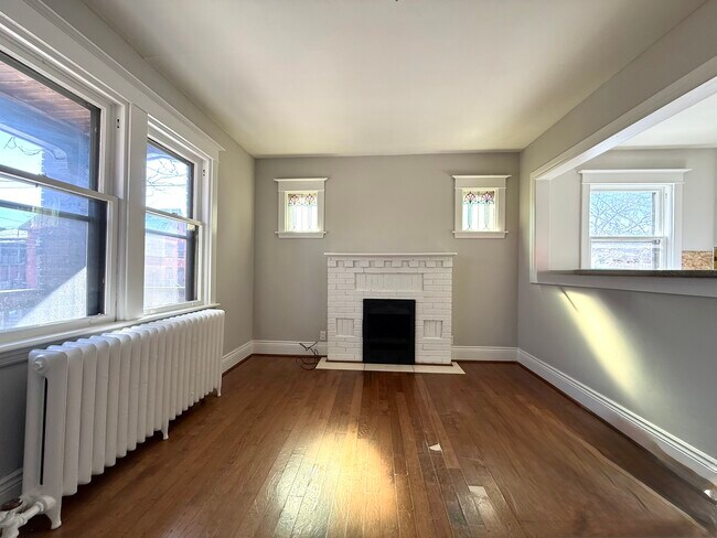 2 Bed Plus Den - 96 E Ave S in Hamilton, ON - Building Photo - Building Photo