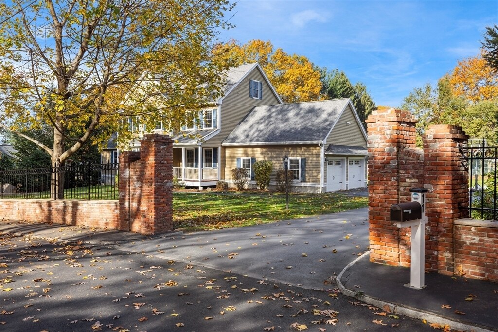 11 Checkerberry Ln in Chelmsford, MA - Building Photo
