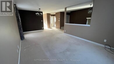 12 Revelstoke Ct in Barrie, ON - Building Photo - Building Photo