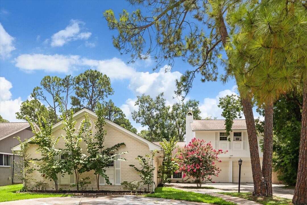 10607 Longmont Dr in Houston, TX - Building Photo
