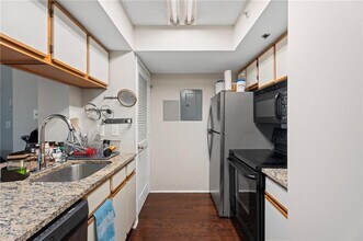 795 Hammond Dr in Atlanta, GA - Foto de edificio - Building Photo