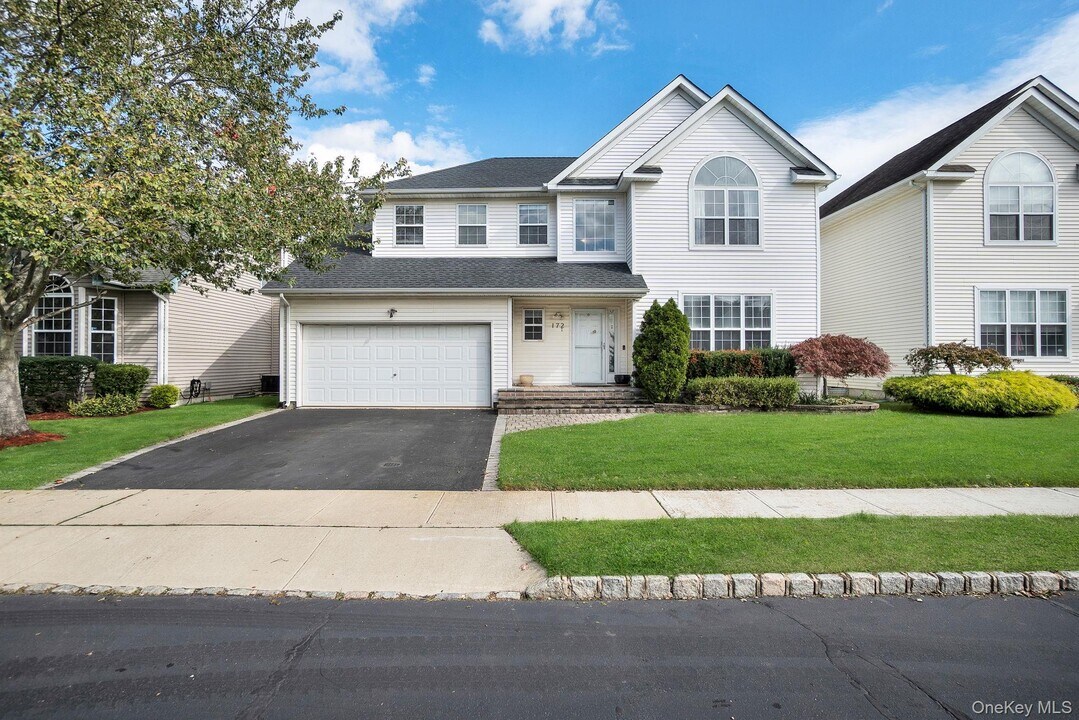 172 Cranberry Ct in Melville, NY - Building Photo