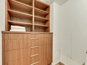 2530 SE 26th Ave, Unit 404 in Portland, OR - Foto de edificio - Building Photo