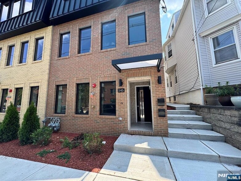 545 Central Ave, Unit 1 in Harrison, NJ - Building Photo