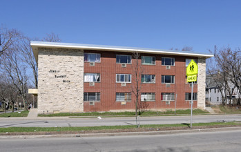 Juneau Terrace in Milwaukee, WI - Foto de edificio - Building Photo