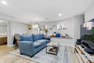 1104 Dempster St, Unit Garden in Evanston, IL - Foto de edificio - Building Photo