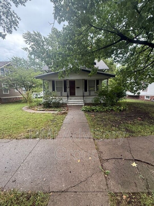 118 SW Broadmoor Ave in Topeka, KS - Building Photo