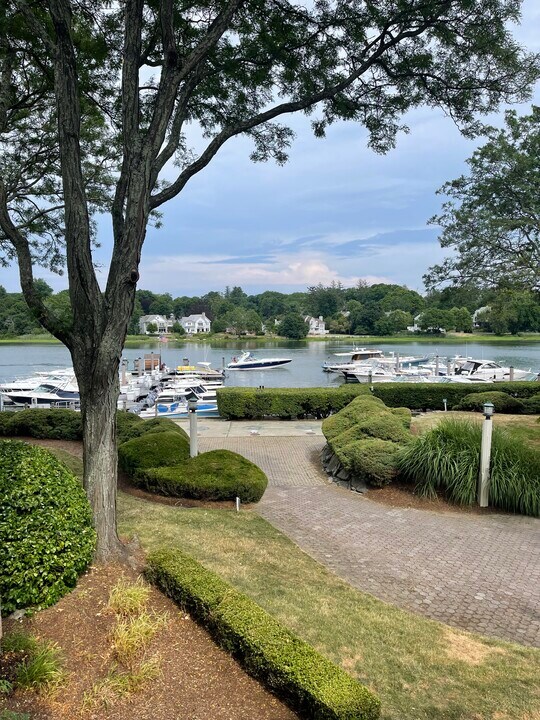 7 River Rd, Unit 306 in Cos Cob, CT - Foto de edificio