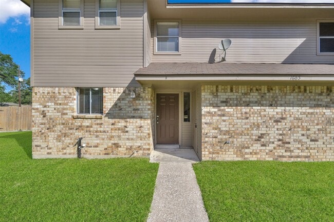 1603 Hazelwood St in Conroe, TX - Foto de edificio - Building Photo