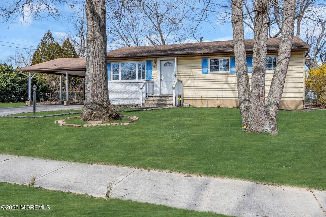 18 Castle Ave in Jackson Township, NJ - Building Photo