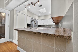 4426 Basswood Ln in Bellaire, TX - Foto de edificio - Building Photo