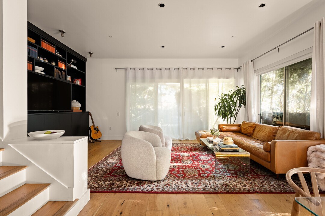 1200 N Sweetzer Ave in West Hollywood, CA - Building Photo