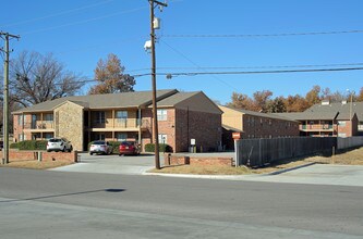 Hermitage Apartments in Tulsa, OK - Building Photo - Building Photo