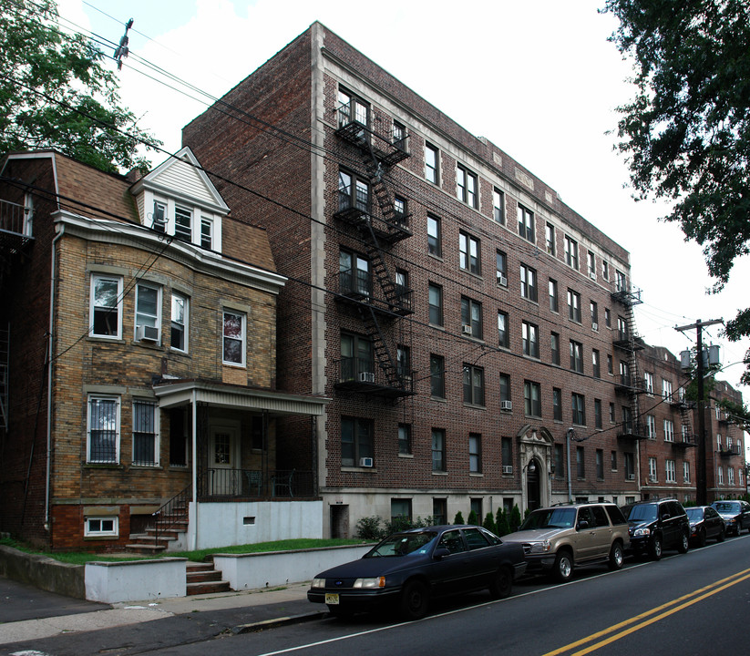 Evelyn Arms in Newark, NJ - Building Photo