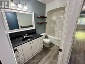 8 Lakehurst Dr in St Catharines, ON - Building Photo - Building Photo