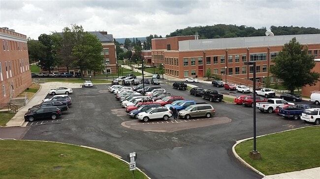 RentFrostburg Apartments - 201 University Dr in Frostburg, MD - Foto de edificio - Building Photo