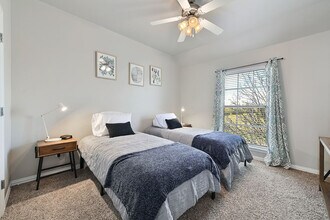 1001 Krenek Tap Rd in College Station, TX - Foto de edificio - Building Photo