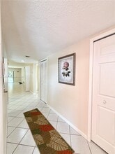 227 Lakeview Dr in Weston, FL - Building Photo - Building Photo