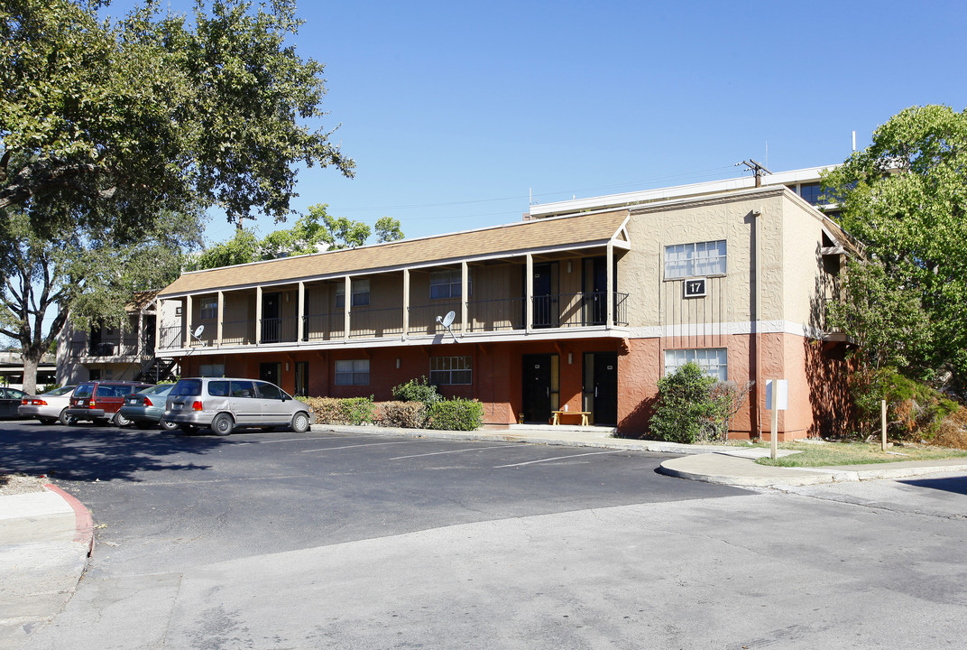 Spanish Oaks in San Antonio, TX - Building Photo