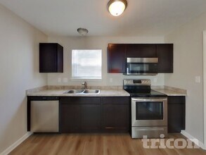 8023 Grove Berry Way in Indianapolis, IN - Foto de edificio - Building Photo