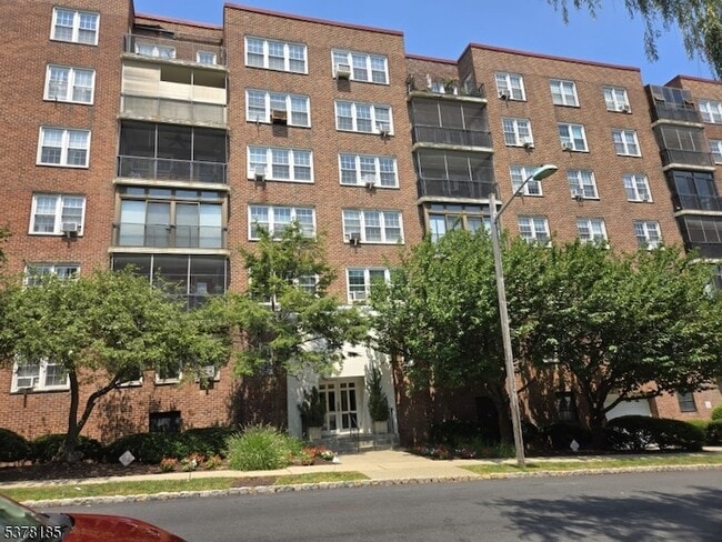 property at 5 Roosevelt Pl