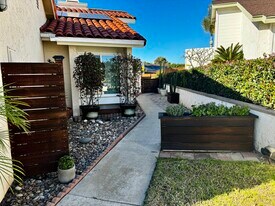 804 Caminito Azul in Carlsbad, CA - Building Photo