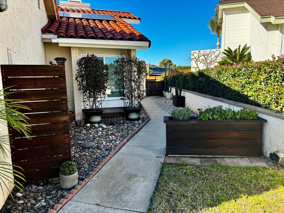 804 Caminito Azul in Carlsbad, CA - Building Photo