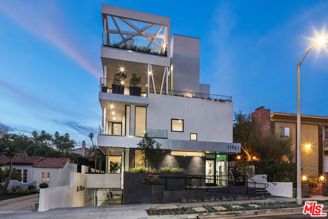 11961 Dorothy St in Los Angeles, CA - Building Photo