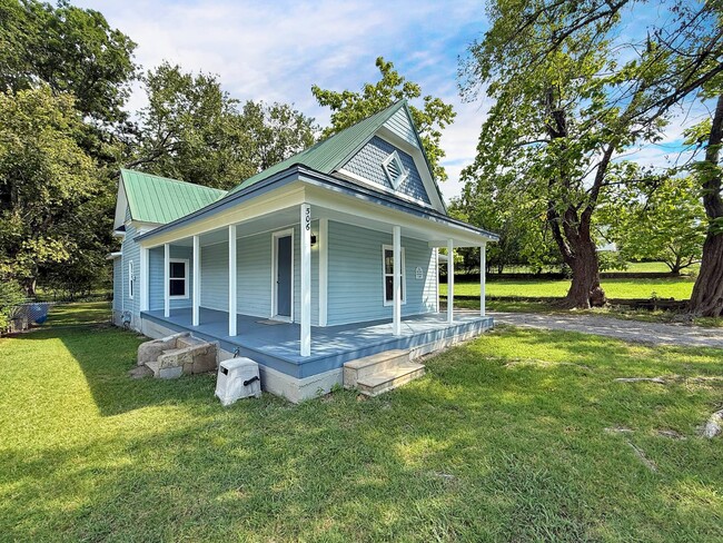 property at 506 N 1st St