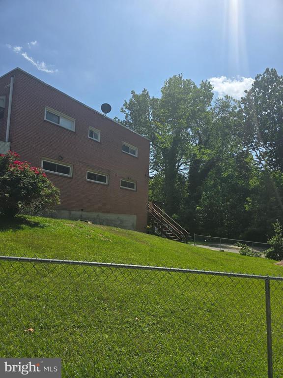 property at 2140 Valleyview Dr