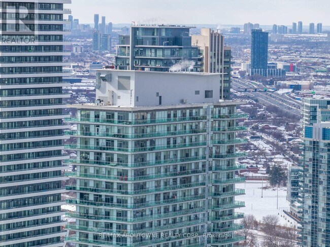 33 Shore Breeze Dr in Toronto, ON - Building Photo - Building Photo