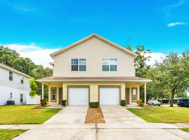 Pine Landing Villas LP in Seffner, FL - Foto de edificio - Primary Photo